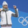 Slovenská biatlonistka Anastasia Kuzminová pózuje so striebornou medailou, ktorú získala vo vytrvalostných pretekoch na 15 km na medailovom ceremoniáli počas XXIII. zimných olympijských hier v juhokórejskom Pjongčangu. FOTO TASR - Michal Svítok