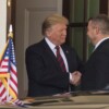 FOTO TASR - Michal Svítok Na snímke americký prezident Donald Trump víta slovenského premiéra Petra Pellegriniho