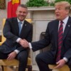 FOTO TASR - Michal Svítok Na snímke slovenský premiér Peter Pellegrini a americký prezident Donald Trump si podávajú ruky počas stretnutia v Bielom dome.