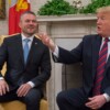 FOTO TASR - Michal Svítok Na snímke slovenský premiér Peter Pellegrini a americký prezident Donald Trump diskutujú počas stretnutia v Bielom dome.