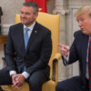 FOTO TASR - Michal Svítok Na snímke slovenský premiér Peter Pellegrini a americký prezident Donald Trump diskutujú počas stretnutia v Bielom dome.
